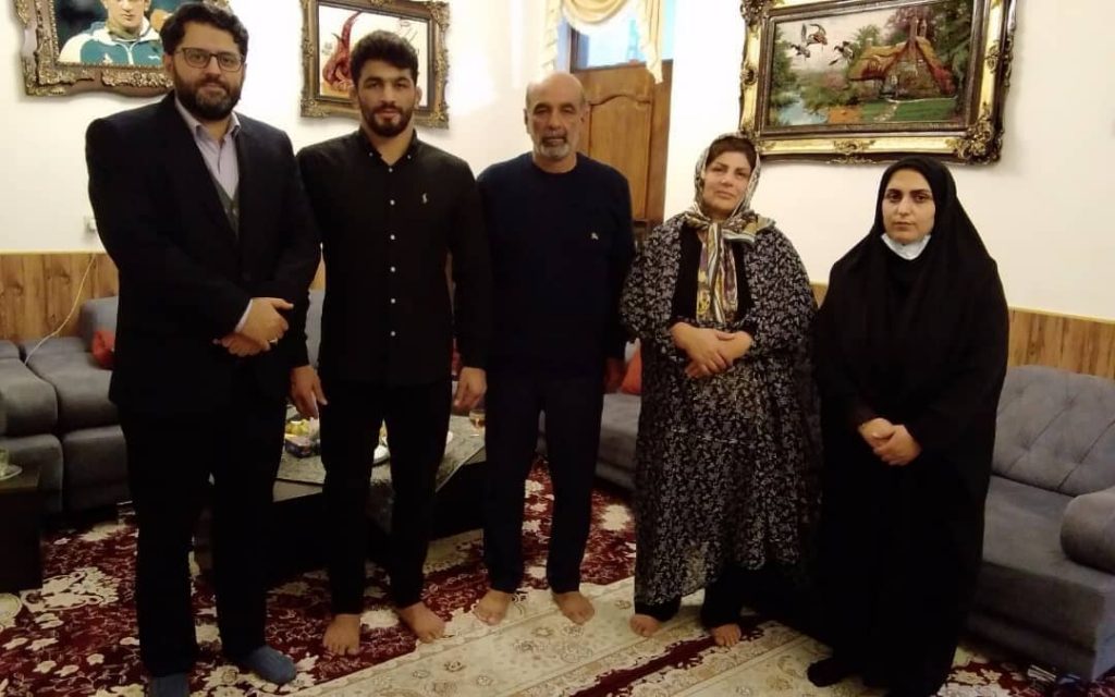 حسن یزدانی و پدر و مادرش